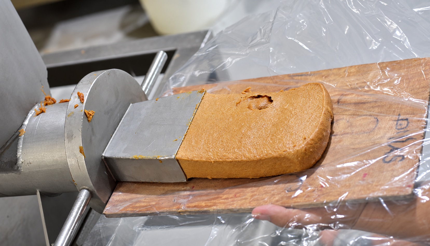 Date paste production